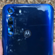 Las cuatro cámaras del Motorola One Fusion, el flash y el lector de huellas dactilares (donde se encuentra el logo de la compañía).